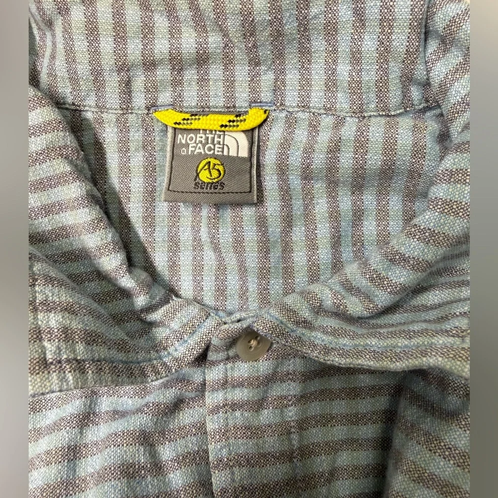 The north face A5 Mens plaid button down shirt not size tag is big like XL